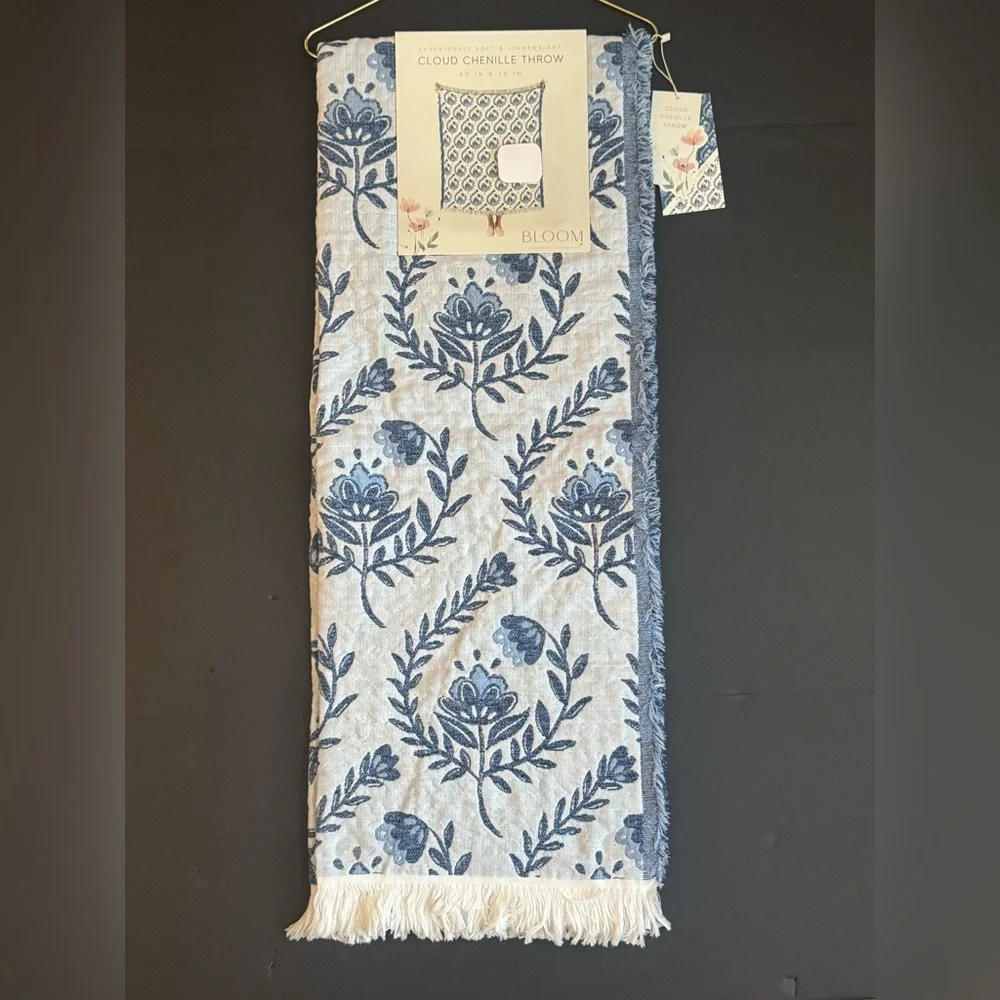 BLOOM Cloud Chenille Lightweight Reversible Floral Throw - Fringe - Blue/White